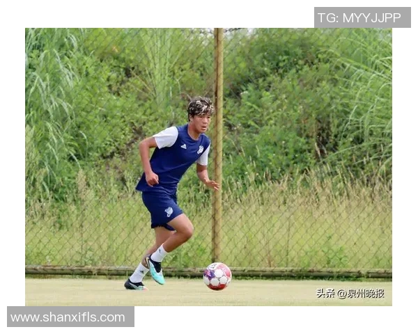 足球运动员的成长之路与竞技生涯：从青训到世界舞台的奋斗历程